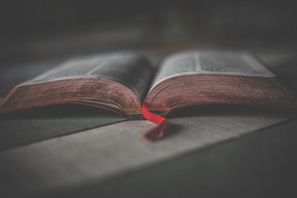 Wendy van Zyl באתר PEXELS עותק של ספר פילוסופיה קלאסי המונח על שולחן עץ,
